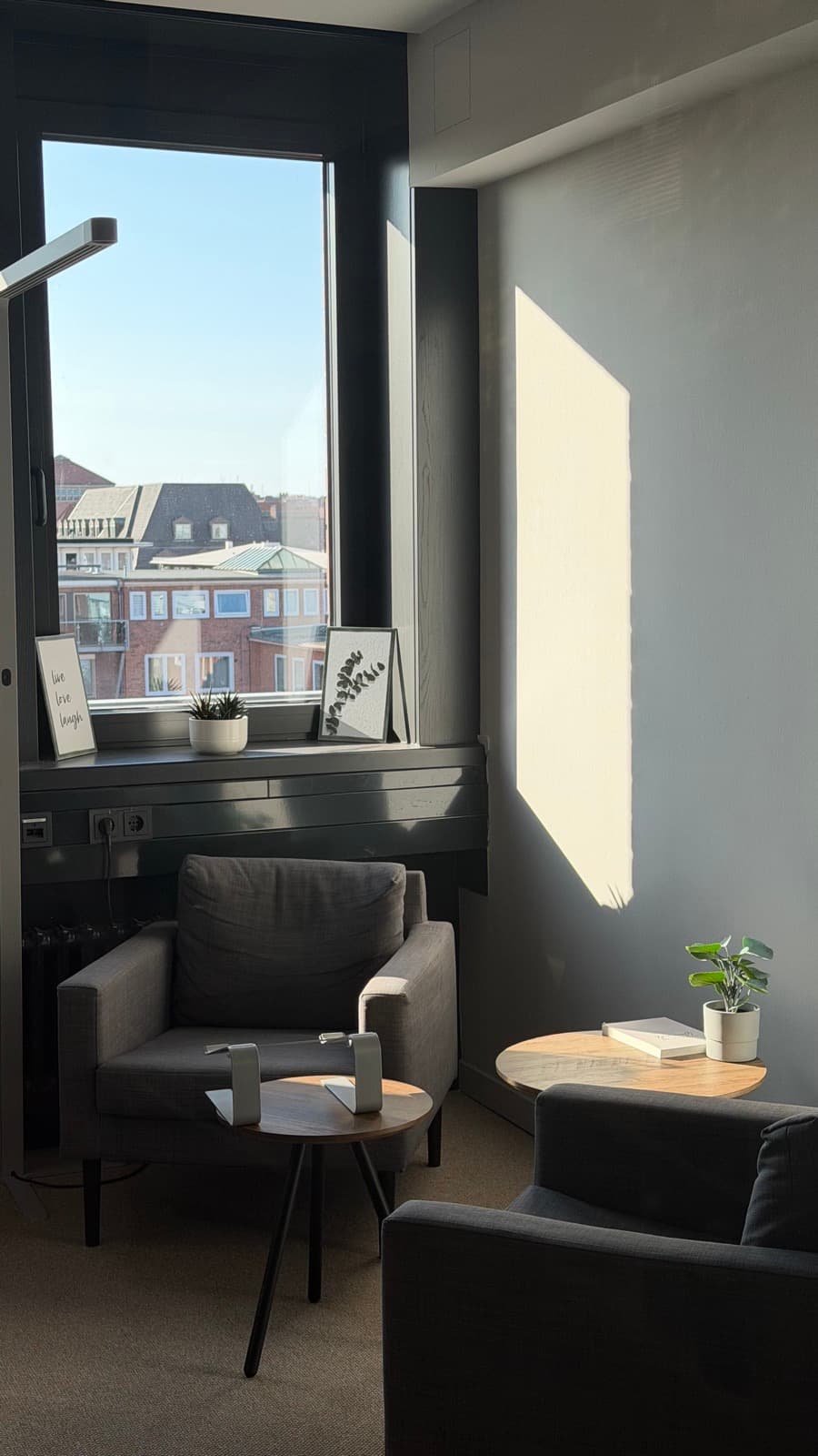 Beratungsecke im Investforwomen Büro mit Sesseln und Blick über die Dächer Kiels