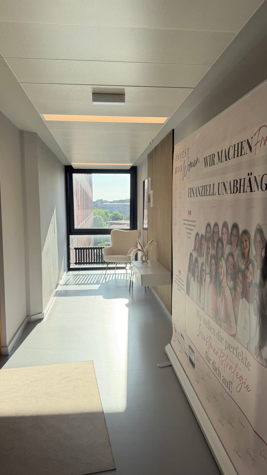 Empfangsbereich im Investforwomen Büro in Kiel mit Banner und Sessel