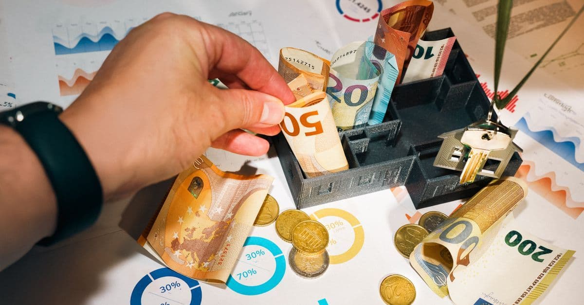 Euro-Scheine und Münzen auf Finanzdiagrammen zur Budget- und Anlageplanung