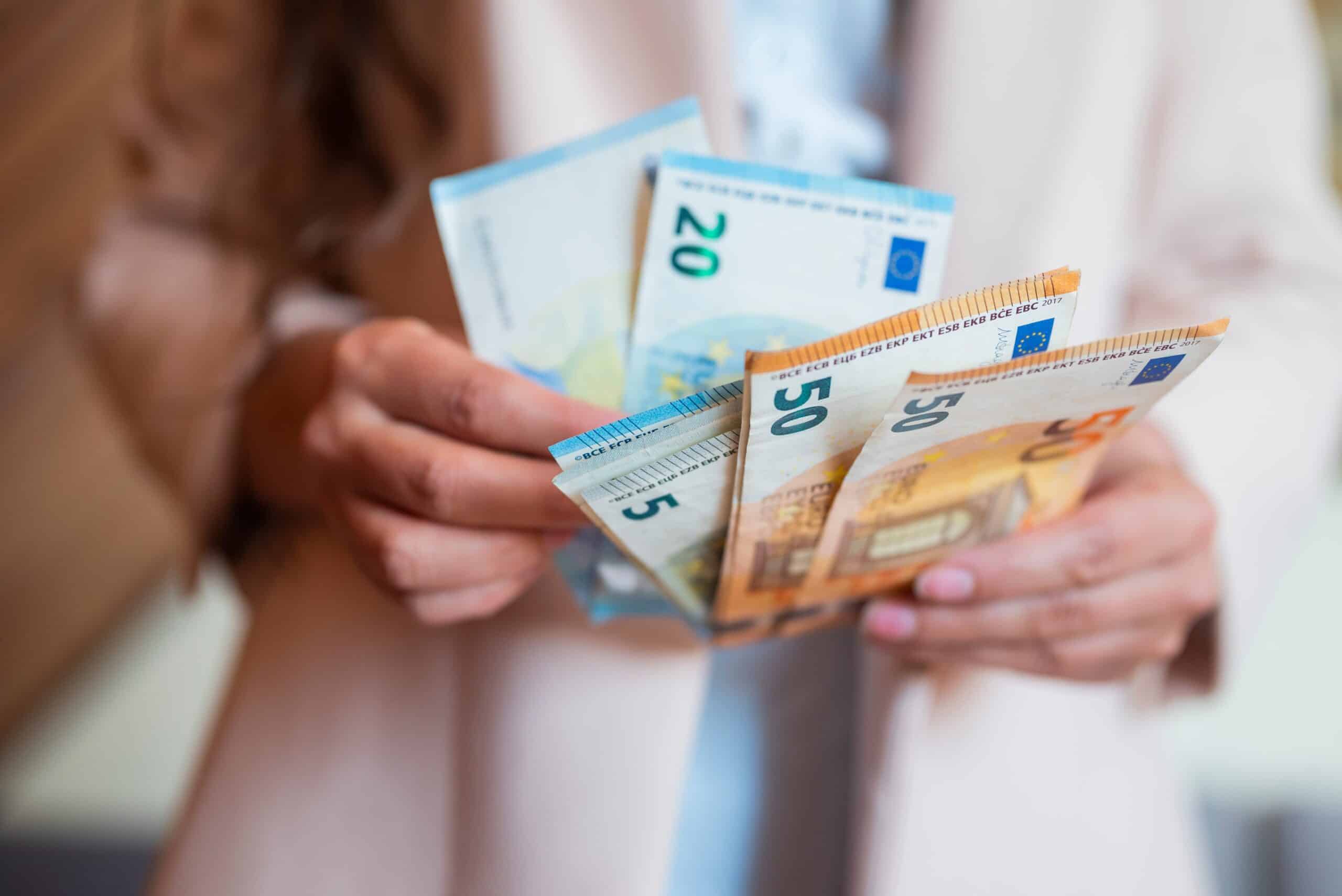 Als Frau schnell Geld verdienen – die besten Möglichkeiten im Überblick